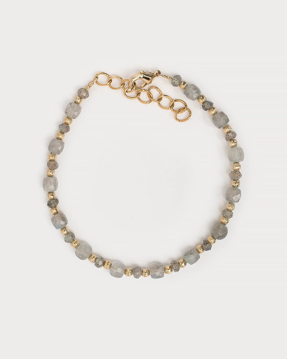 Bracelet Minali en labradorite grise et perles dorées, en vue à plat sur fond blanc, bijou délicat fait main signé Gauhart.