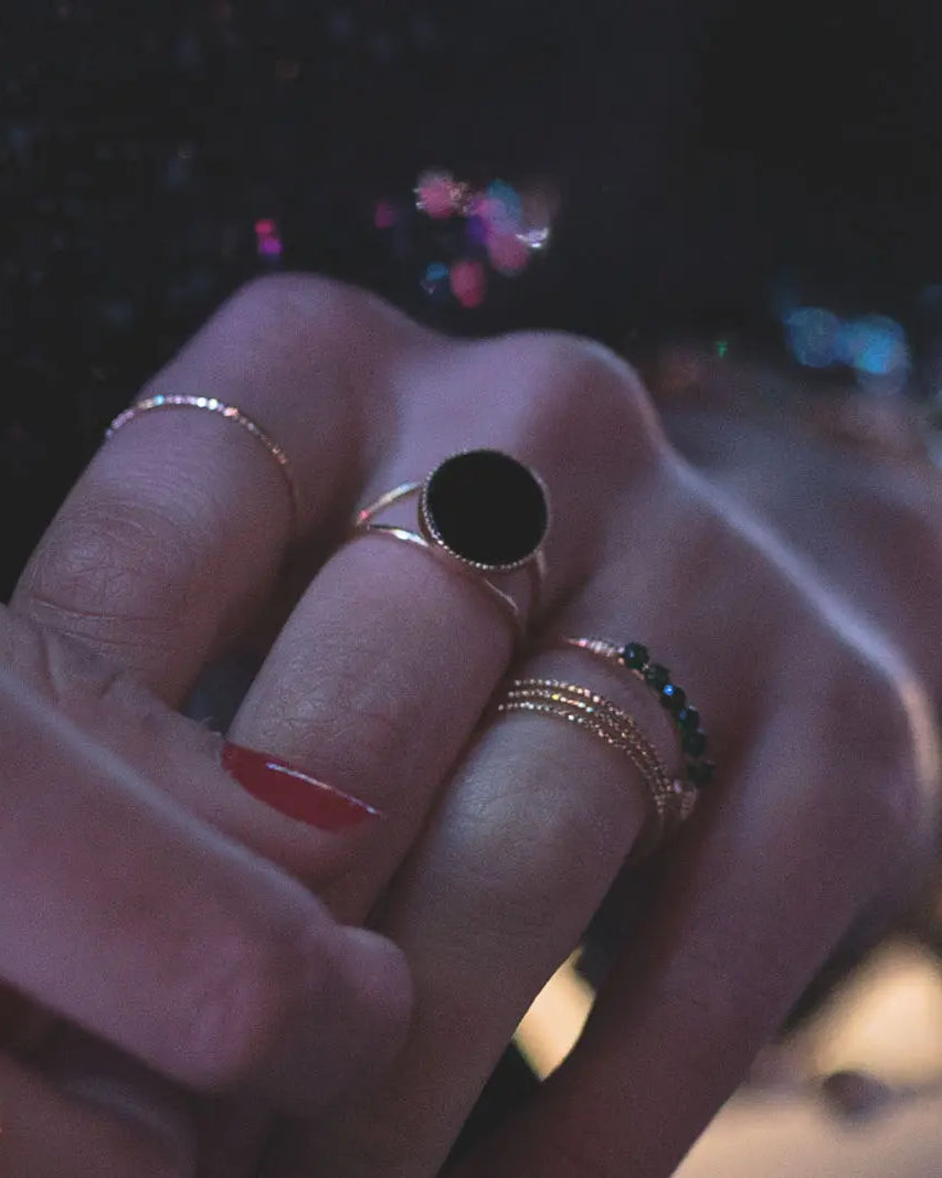 gauhart bijoux bague jaipur doré ajustable pierre cabochon onyx noire portée