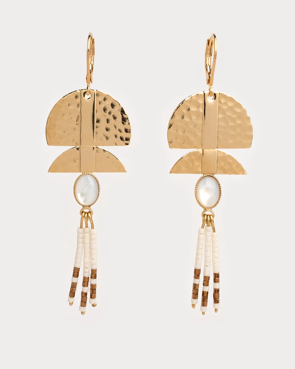 Boucles d’oreilles dorées martelées en forme d’arche avec une nacre sertie centrale et des perles miyuki blanches et cuivrées, bijou fait main au style ethnique chic.