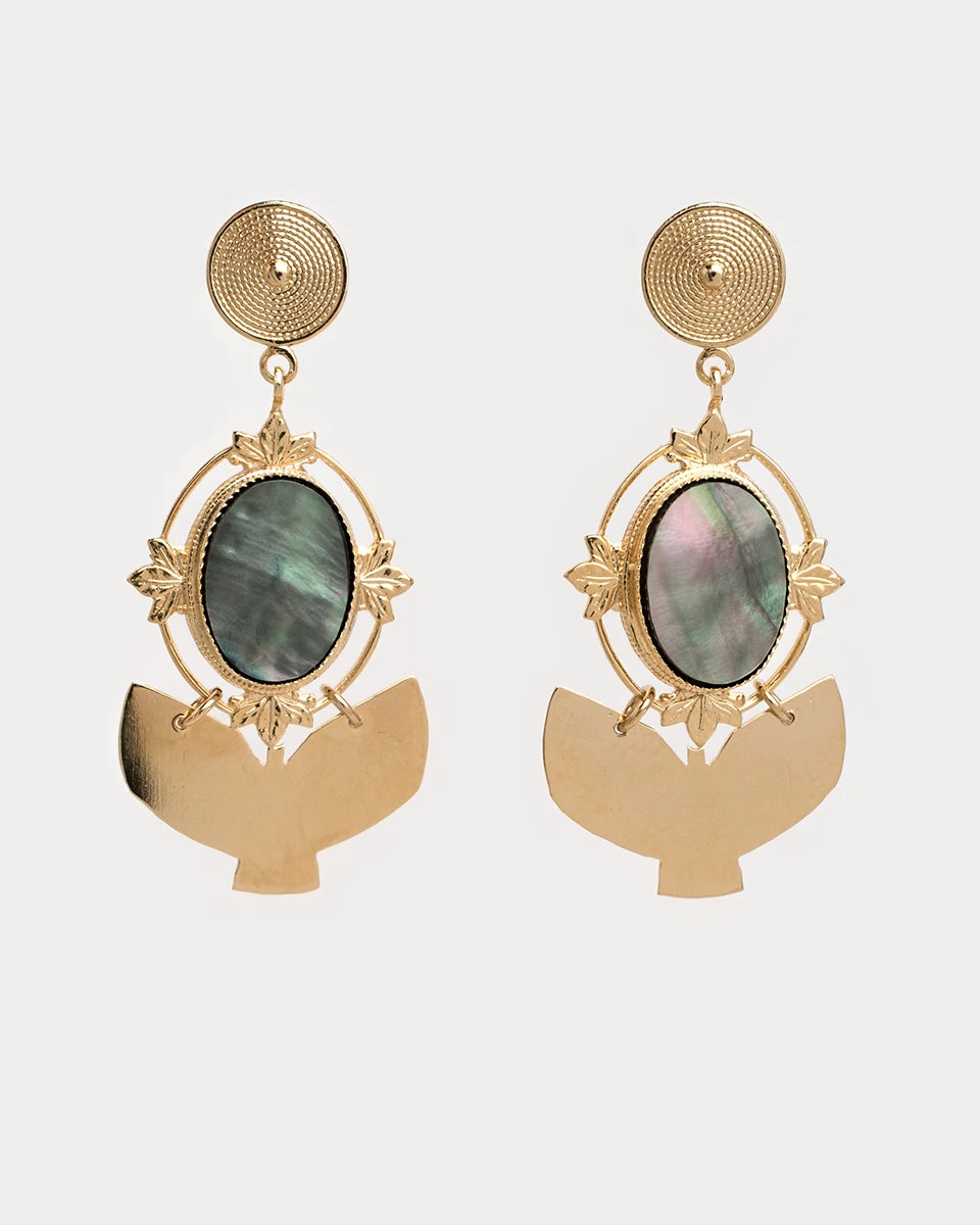 Paire de boucles d’oreilles dorées udaya avec cabochon ovale en nacre grise et détails floraux, montrées sur fond blanc.