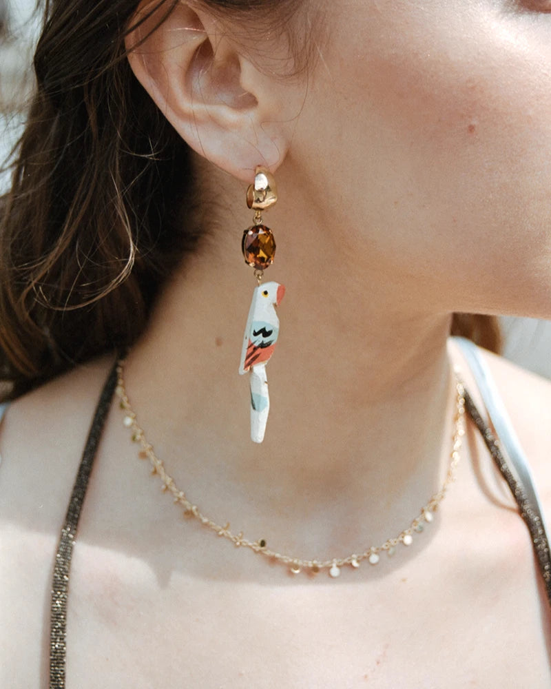 Détail du collier Nimisha en laiton doré, chaîne fine ponctuée de mini pastilles, bijou fait main au style raffiné.