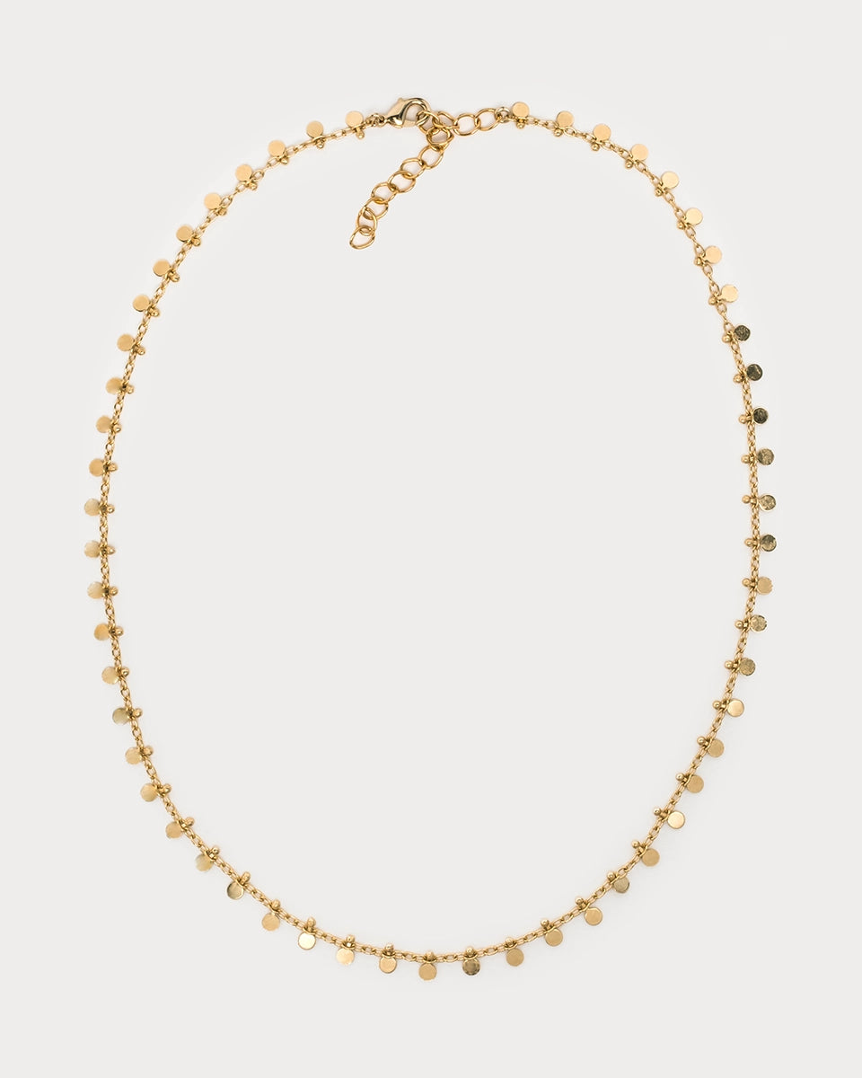 Collier Nimisha composé de pastilles dorées en laiton plaqué or, création artisanale de la marque Gauhart.