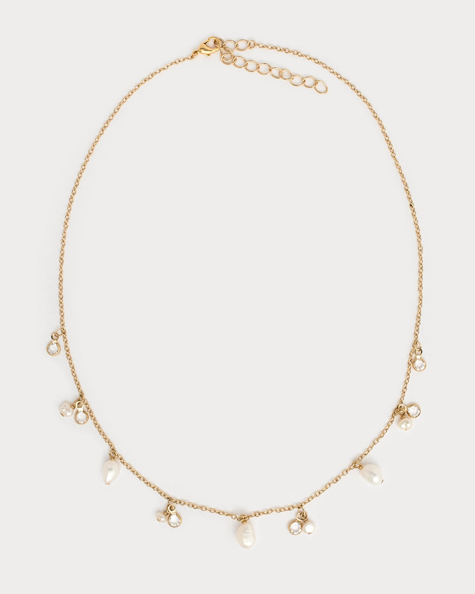 Collier Niva en laiton plaqué or, orné de perles d’eau douce et de cristaux scintillants, bijou délicat et raffiné fabriqué à la main.