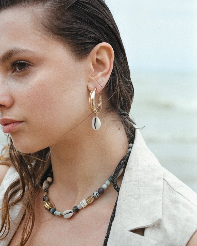 Collier Samudra porté au bord de la mer, composé de perles naturelles et de coquillages, pour un look naturel et élégant