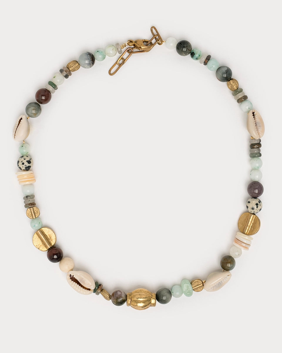 Collier Samudra vu dans son ensemble, alternance de perles, coquillages et laiton plaqué or, monté avec un fermoir artisanal.