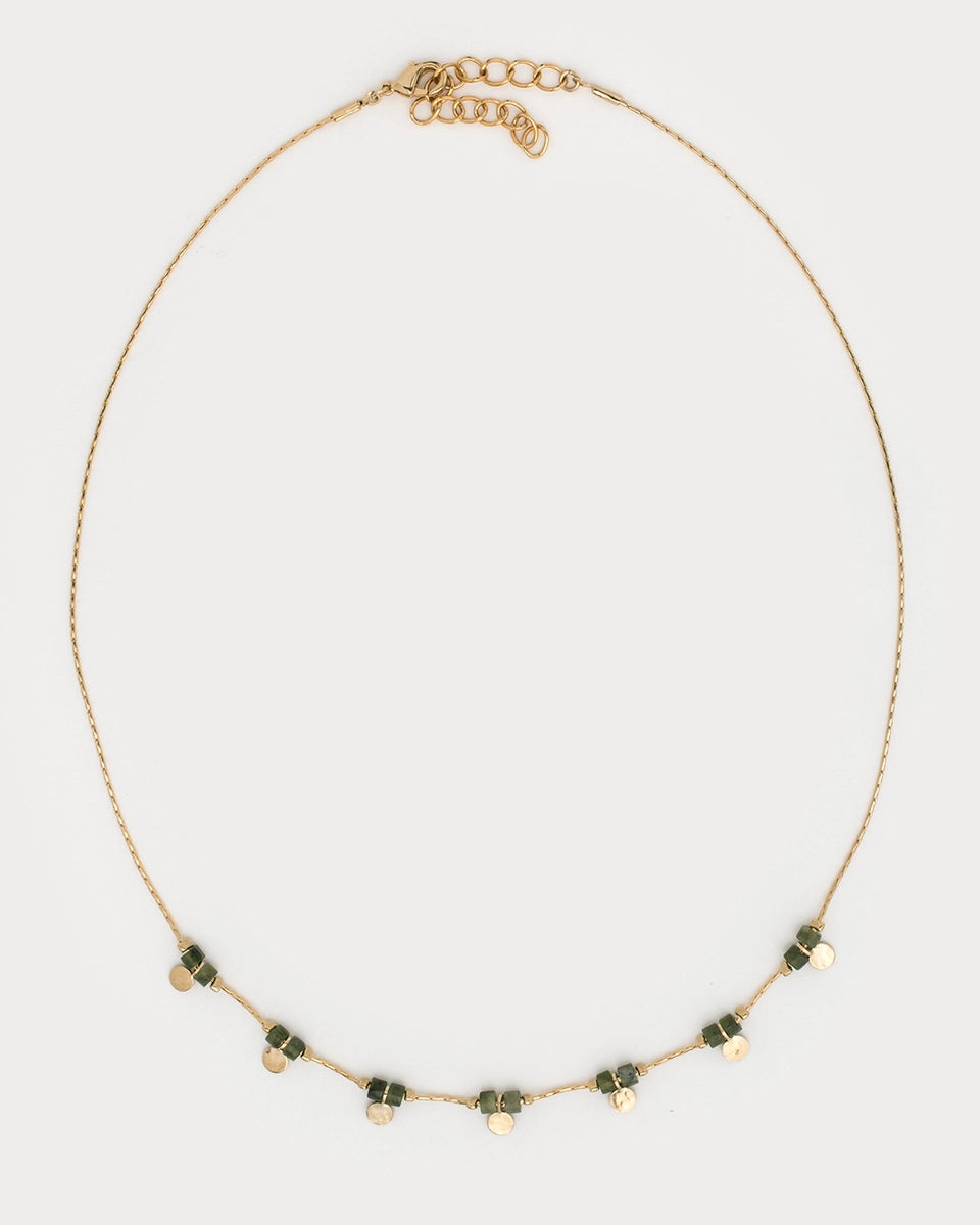 Collier Uttara en jade vert et pampilles dorées martelées, monté sur une chaîne fine en laiton plaqué or.
