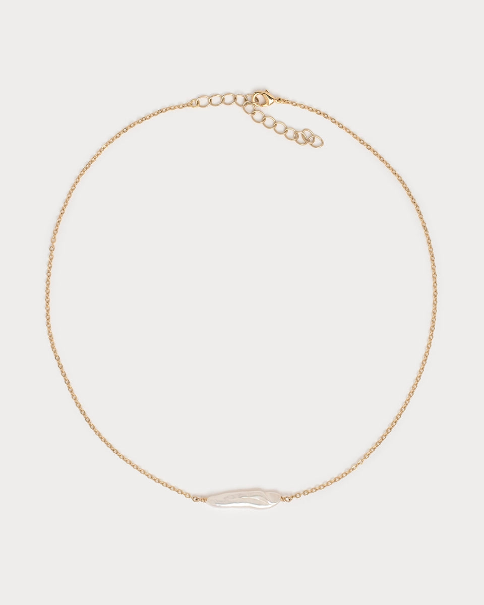 Visuel du collier Mohana à plat sur fond blanc, orné d’une perle d’eau douce baroque centrale sur chaîne en laiton plaqué or avec fermoir ajustable.