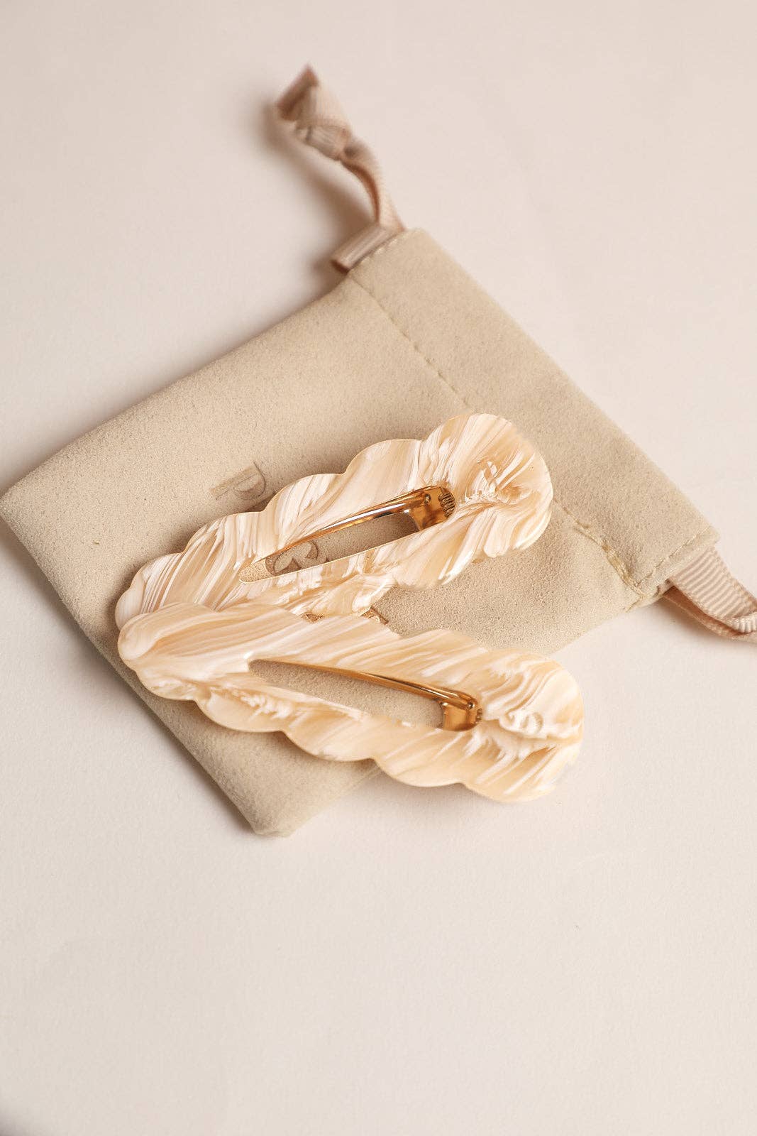 Paire de barrettes cheveux femme coloris Plume ivoire marbré – accessoire coiffure signature