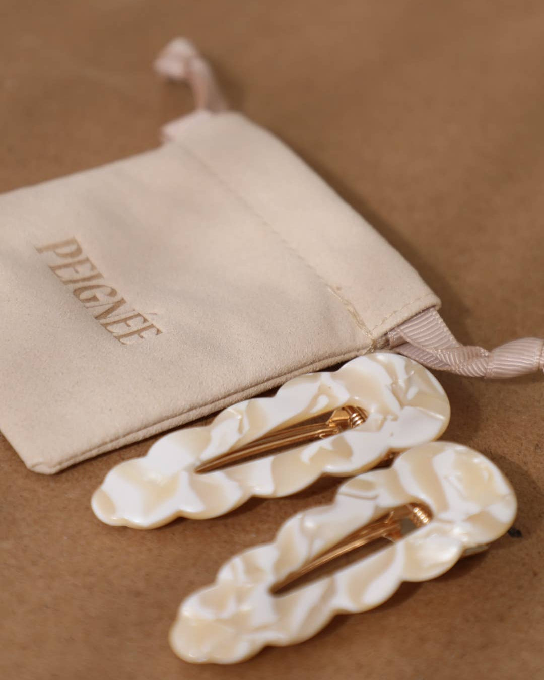 Barrettes cheveux ivoire marbré signature – élégantes et résistantes