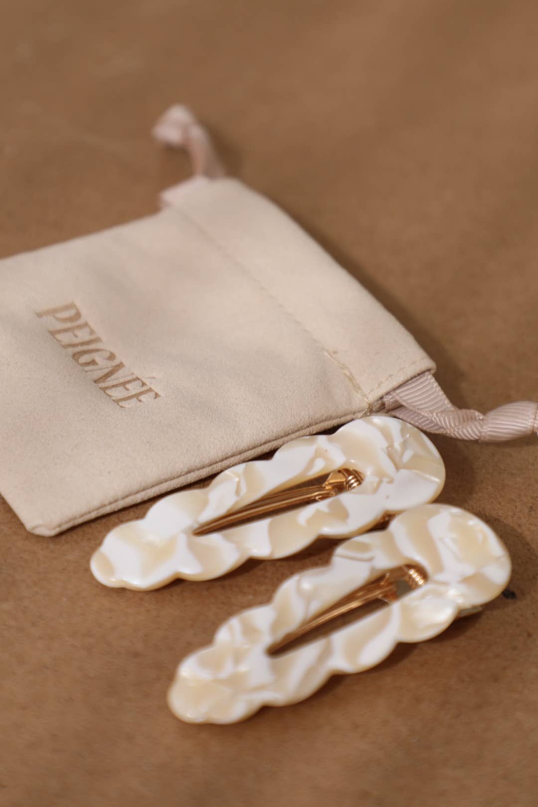 Barrettes cheveux ivoire marbré signature – élégantes et résistantes