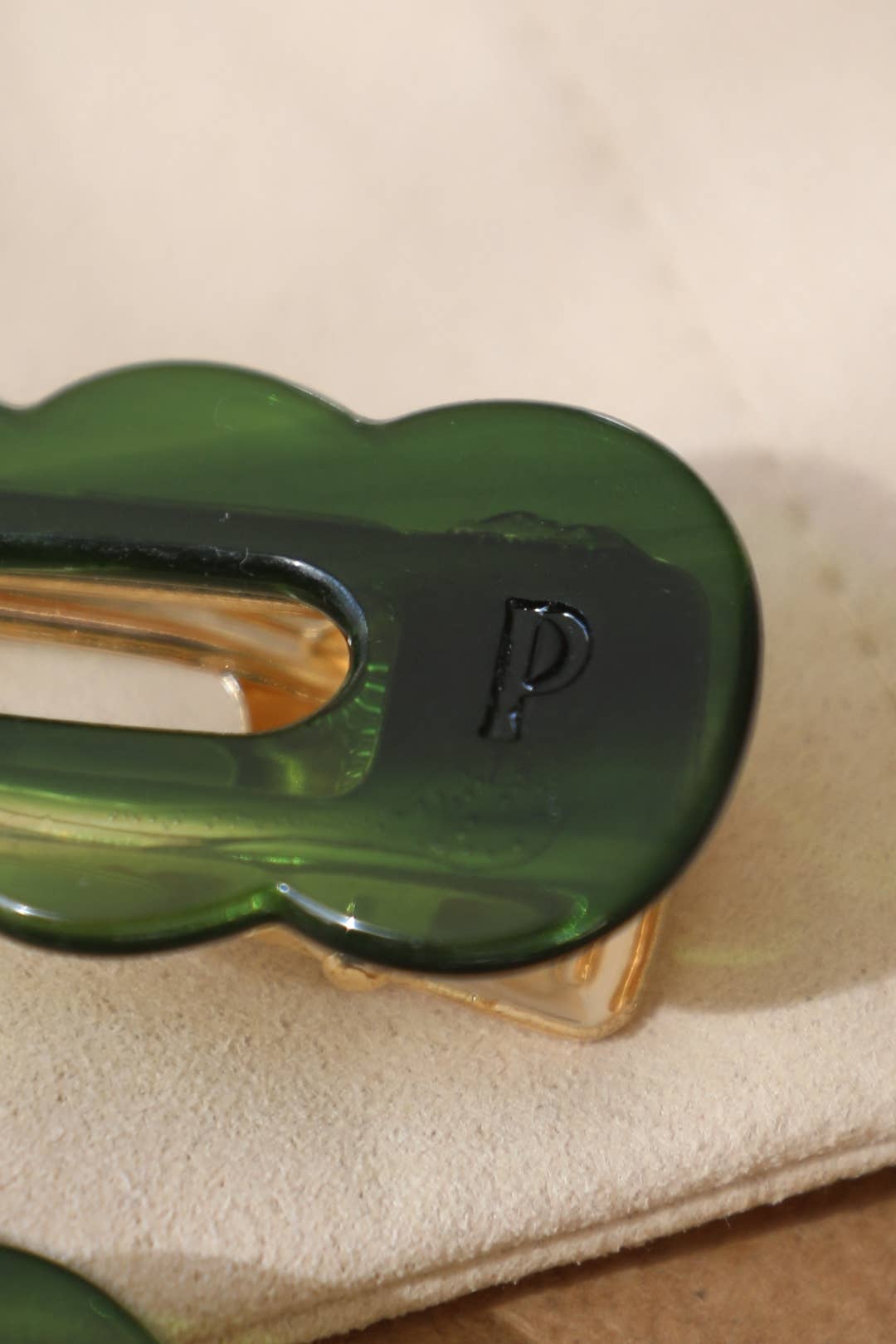 Barrettes signature vert émeraude en acétate avec pince dorée