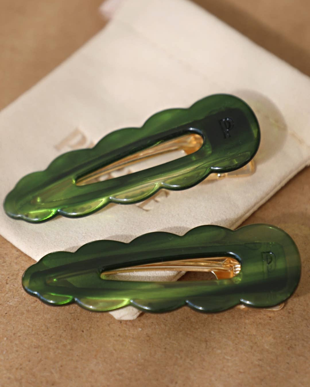 Barrettes signature vert émeraude avec pochon – accessoires cheveux femme