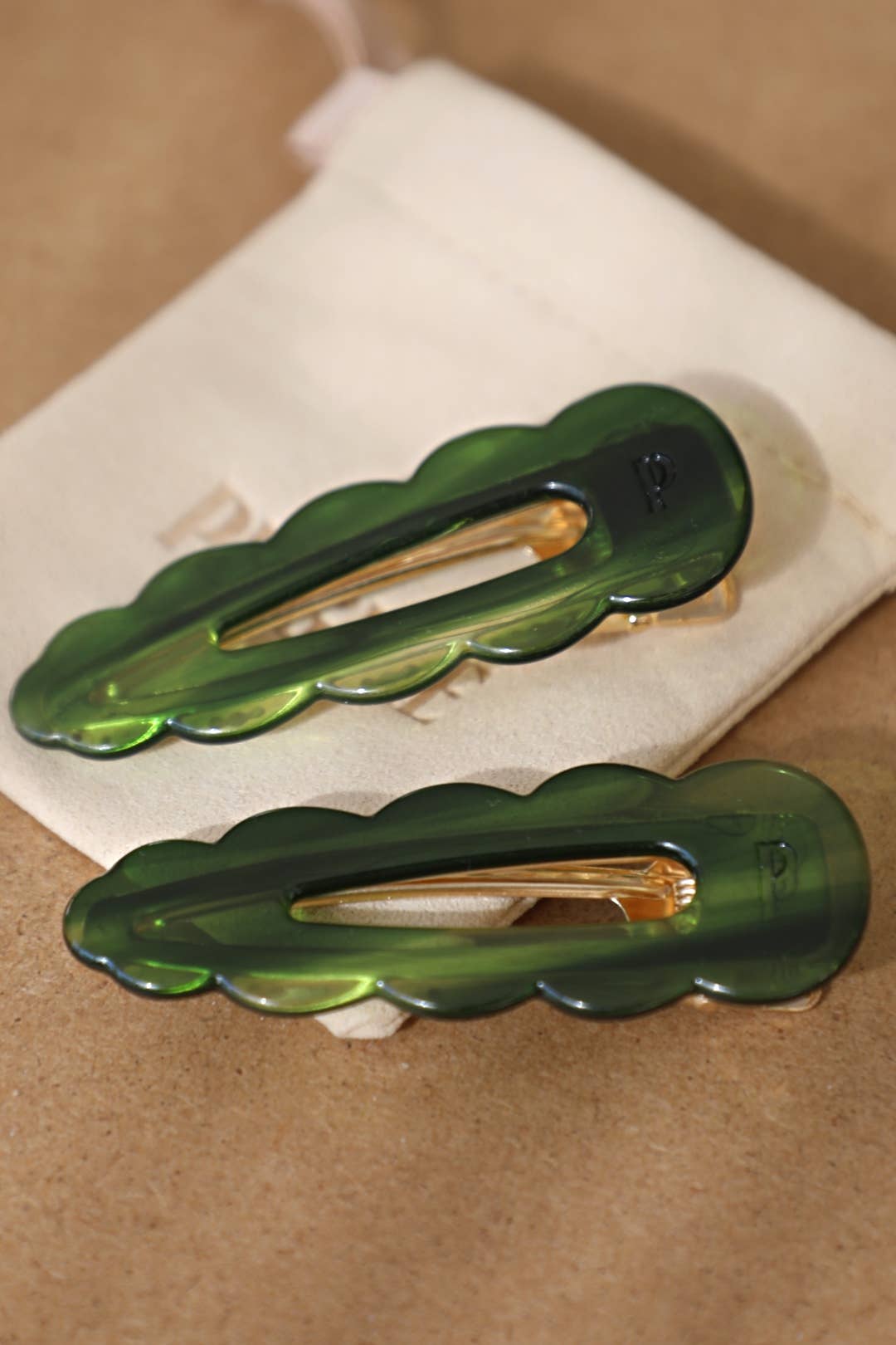 Barrettes signature vert émeraude avec pochon – accessoires cheveux femme