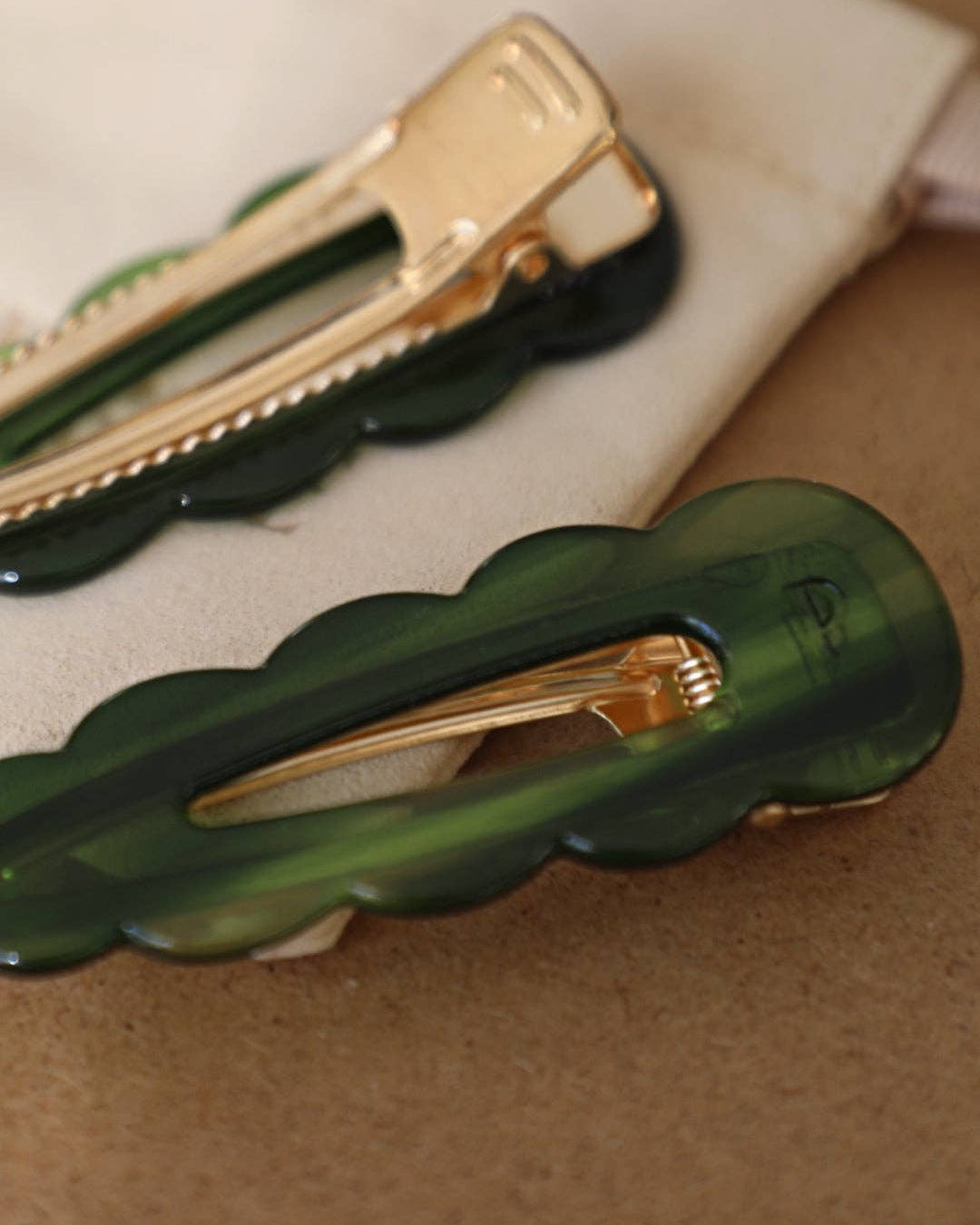 Barrette cheveux femme signature vert émeraude – détail accessoire coiffure