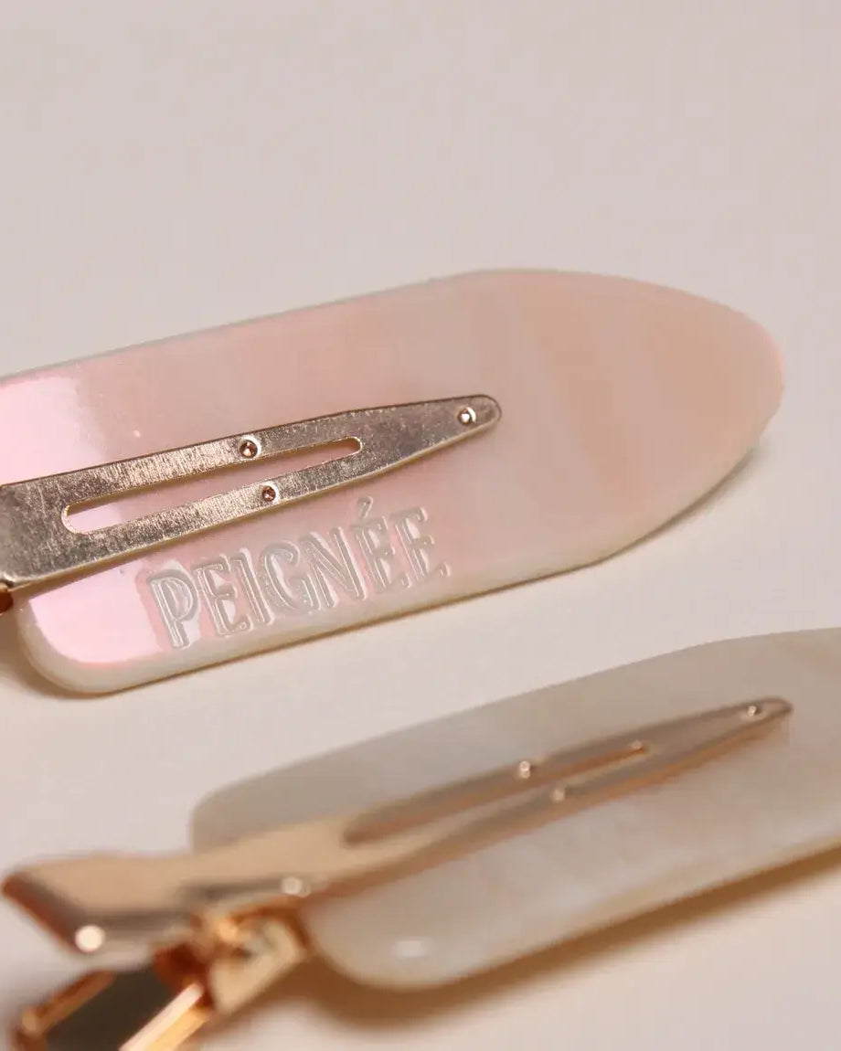 photo en gros plan d'une paire de barrettes à maquillage beiges avec des reflets nacrés