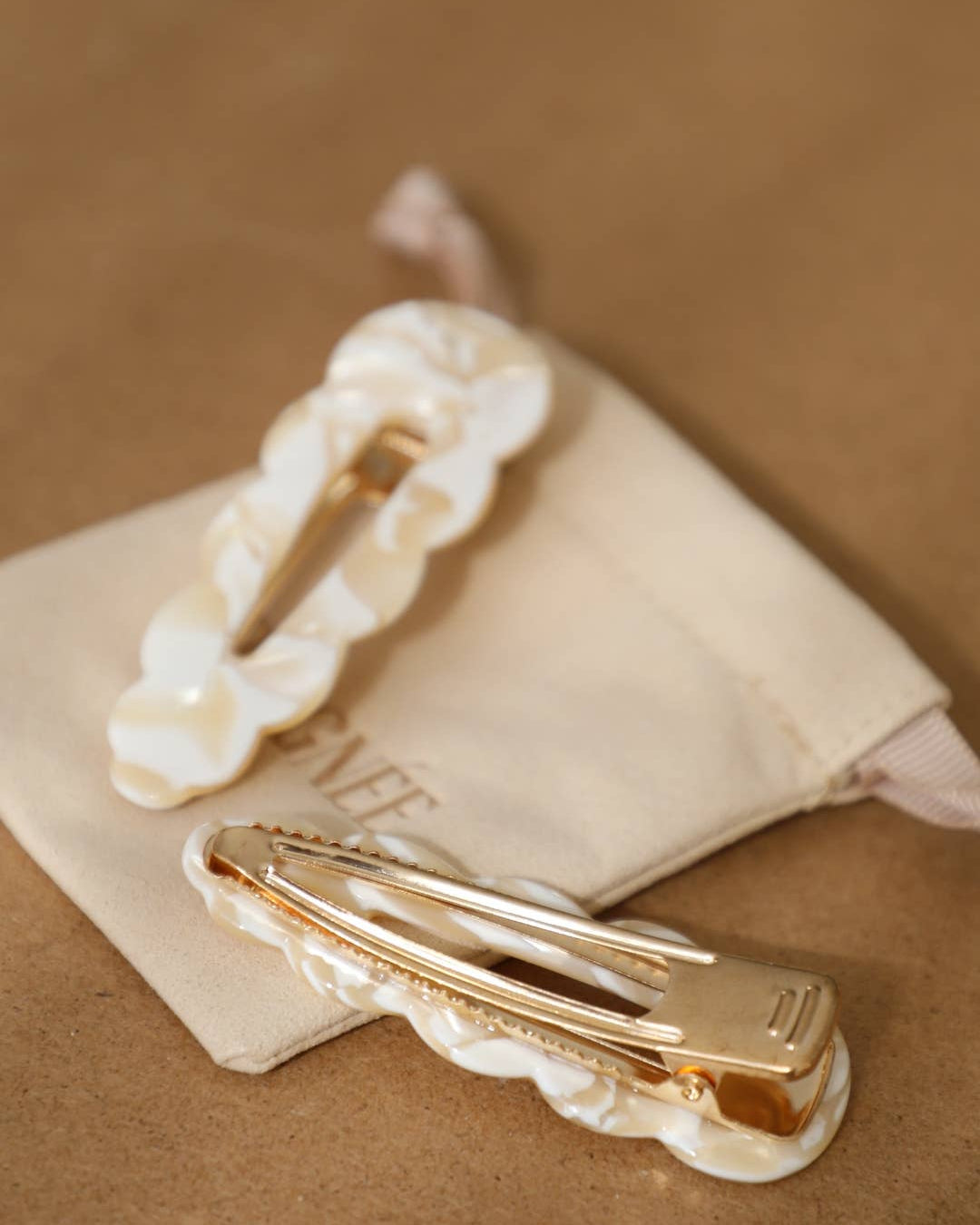 Barrettes cheveux femme ivoire marbré avec pince dorée – accessoire coiffure