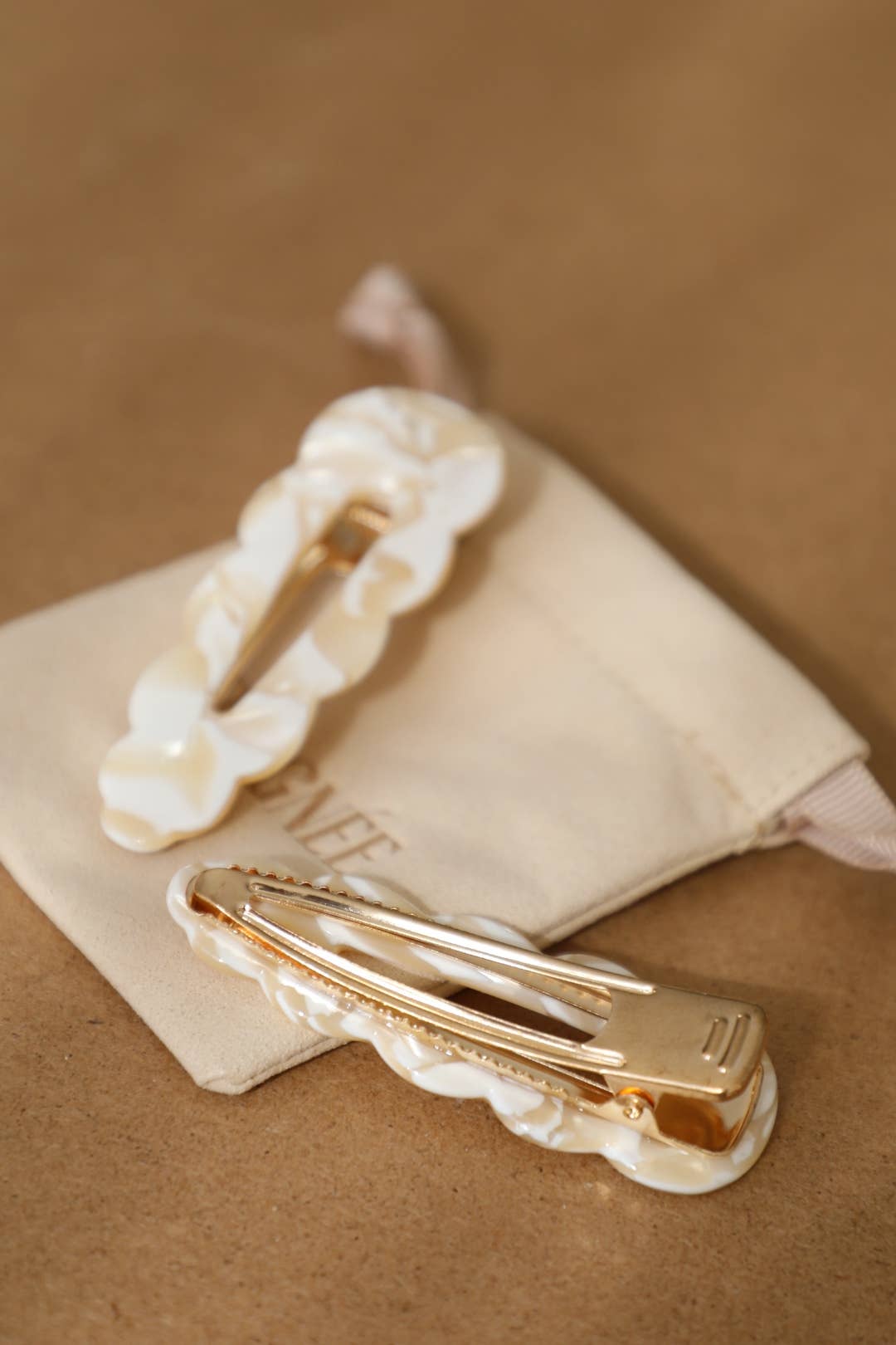 Barrettes cheveux femme ivoire marbré avec pince dorée – accessoire coiffure