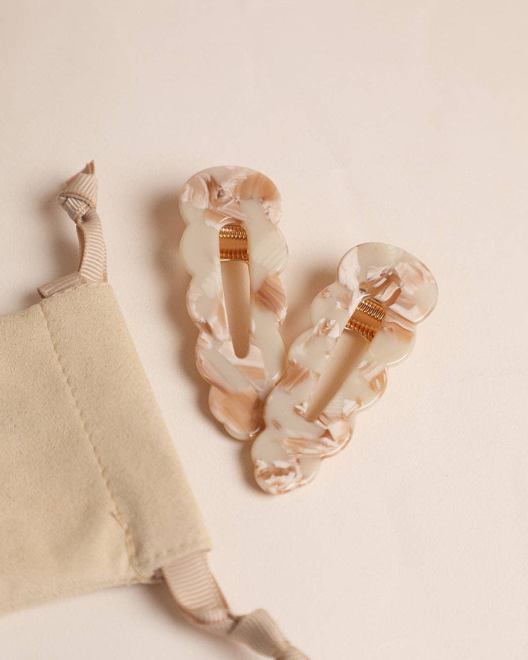 Barrettes signature Nougat marbré avec pince dorée et pochon – accessoires cheveux femme