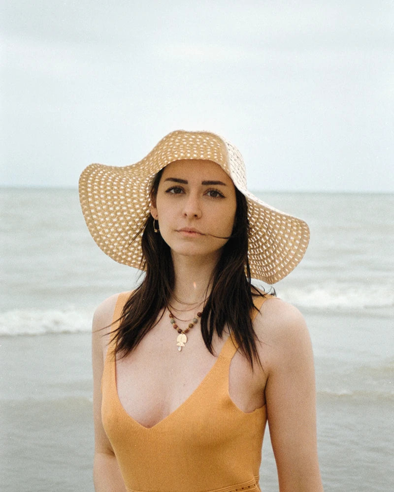 Femme portant le collier Ghara en agate indienne et nacre, bijou doré à l’or fin aux inspirations ethniques et naturelles.