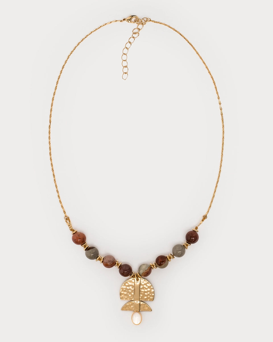Collier Ghara en agate indienne et pendentif doré avec cabochon de nacre sur chaîne fine dorée, bijou artisanal fait main.