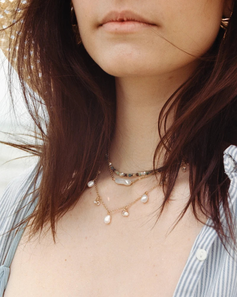 Détail du collier Neerja en pierres naturelles fines et perles blanches, monté sur chaîne fine dorée, bijou raffiné et féminin.