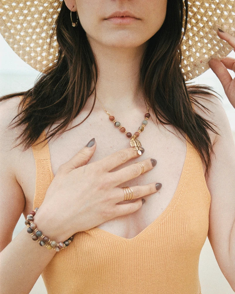 Femme portant le collier Ghara en agate indienne et nacre, bijou doré à l’or fin aux inspirations ethniques et naturelles.