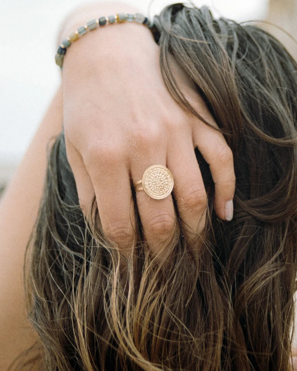 bague plateau finement ciselée avec des dessin soleil