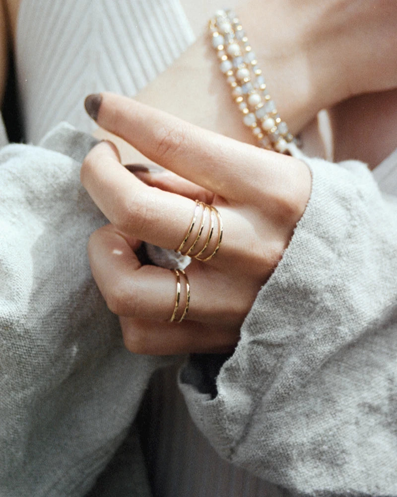 bague portée avec fil martelé quadruple