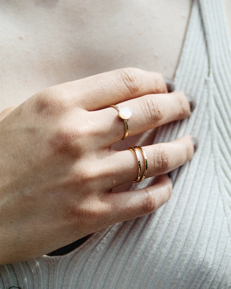 bague double dorée martelée et portée