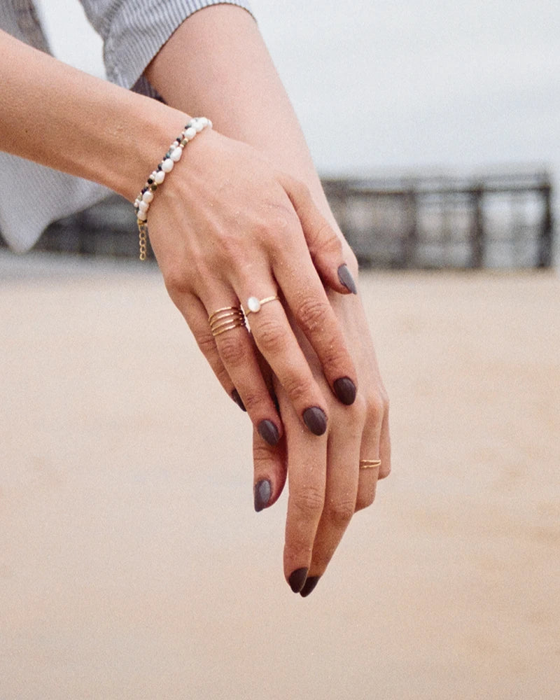 bague martelée portée avec quatre rangs