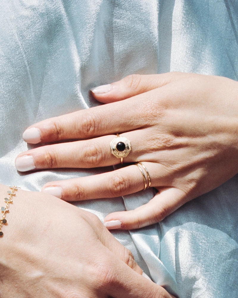 bague octogonale avec onyx noir portée