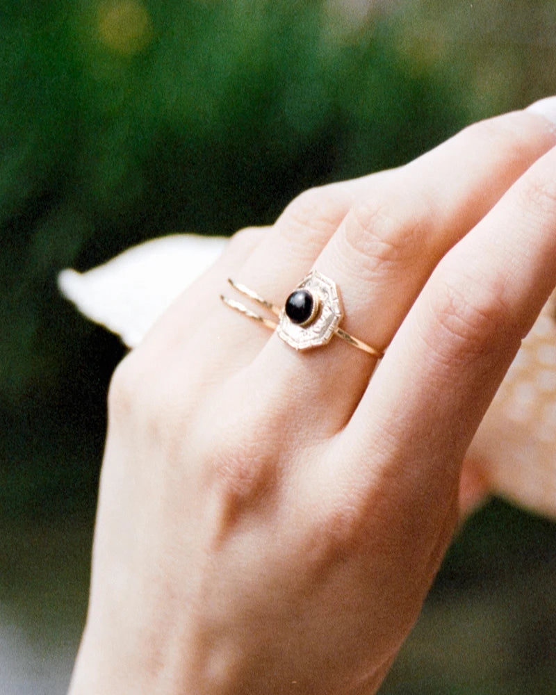bague octogonale sertie d'une pierre onyx