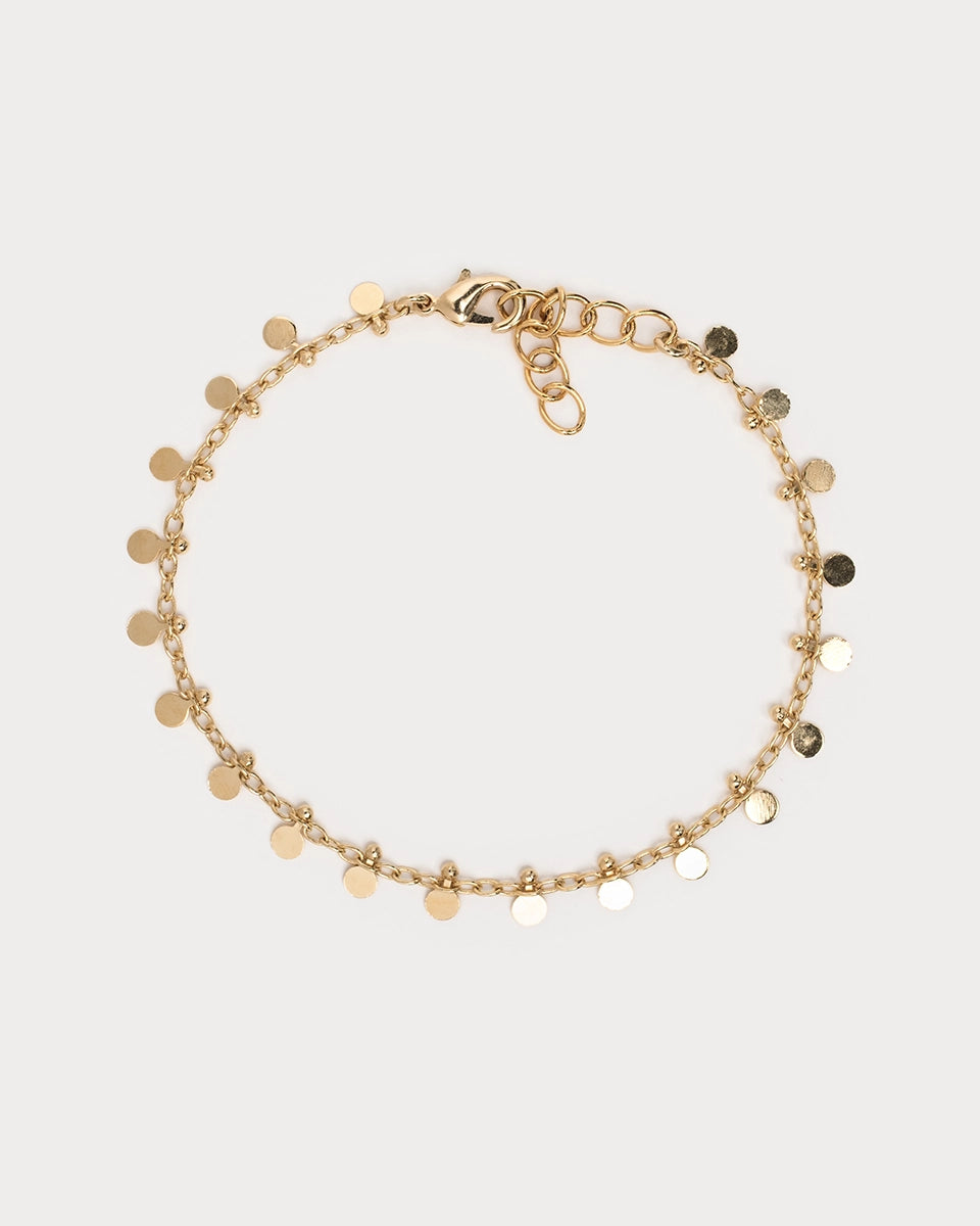 Vue du dessus du bracelet doré à pampilles, pastilles rondes régulières sur chaîne plaquée or, fermoir mousqueton avec chaîne de réglage.