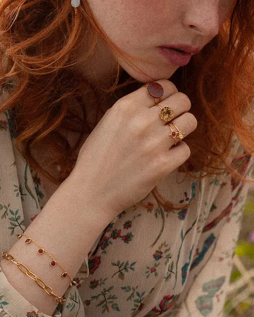 gauhart bijoux bague imane doré ajustable pampille ronde martelée à la main gaya palire