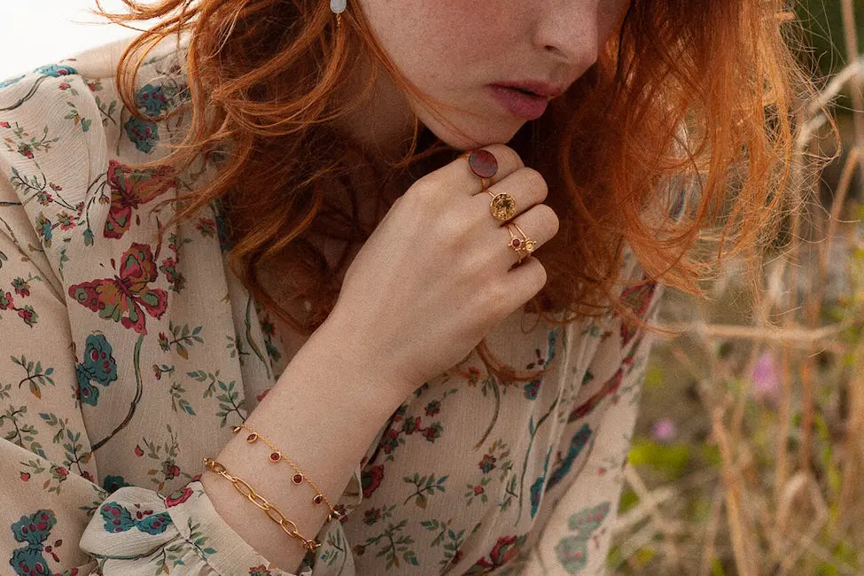 gauhart bijoux bague imane doré ajustable pampille ronde martelée à la main gaya palire