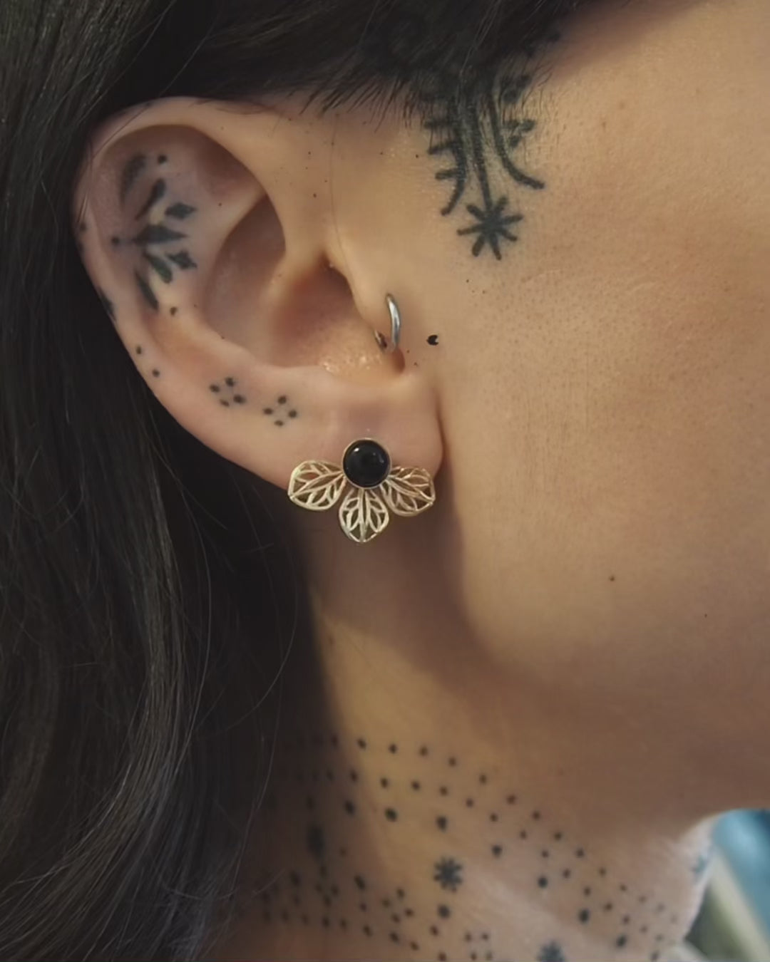 video boucles d'oreilles rishika portées onyx