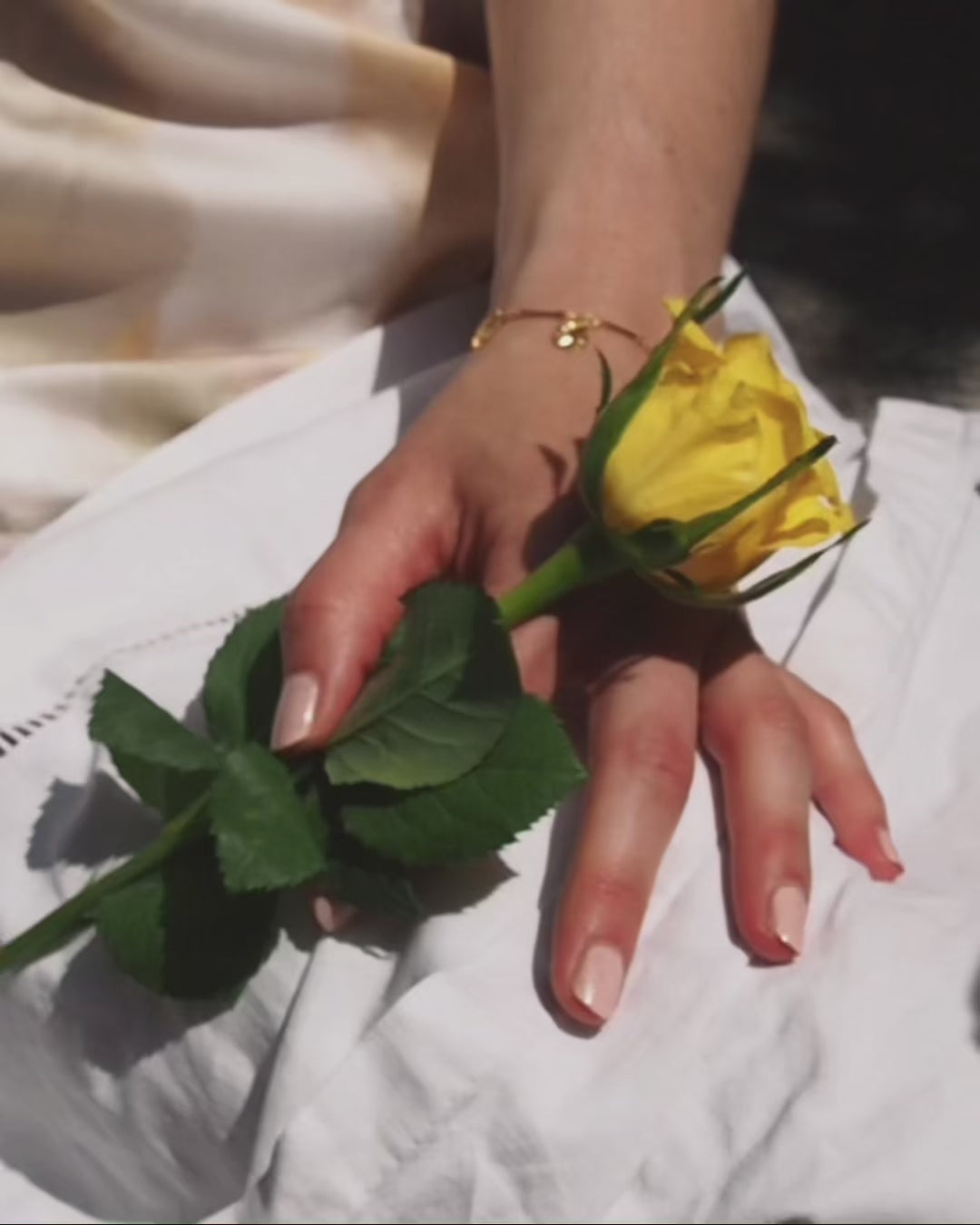 VIDEO DU BRACELET ARUN AVEC SES FEUILLES Pétales dorées