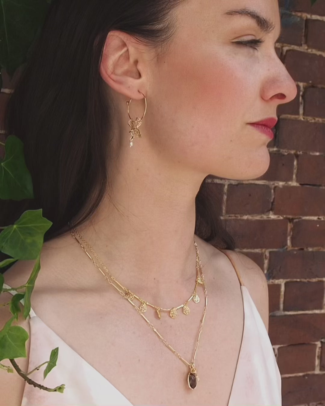 Ajoutez une touche délicate et élégante à votre look avec les boucles d'oreilles créoles fleurs RUPA. Ornées de fleurs dorées et de perles, ces boucles d'oreilles offrent un style intemporel et féminin. Parfaites pour toutes les occasions, elles vous feront briller de beauté et de sophistication.