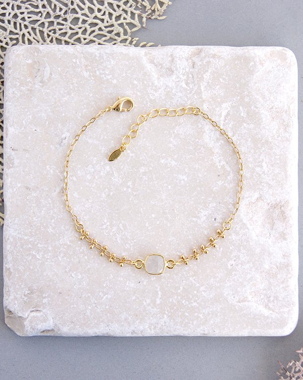 varindra-blanc-bracelet-dore-a-lor-fin-pierre-de-lune