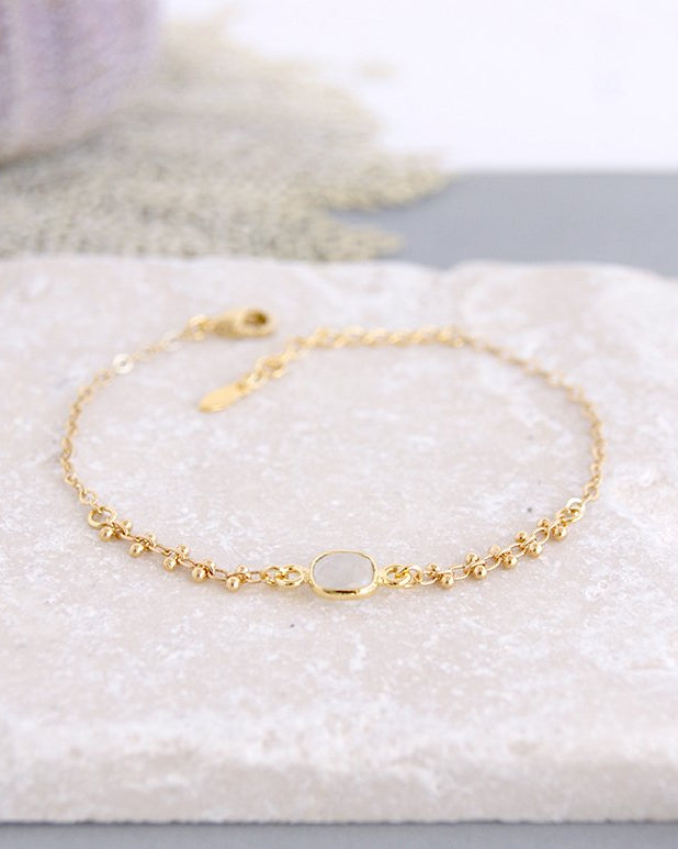 varindra-blanc-bracelet-dore-a-lor-fin-pierre-de-lune-gauhart