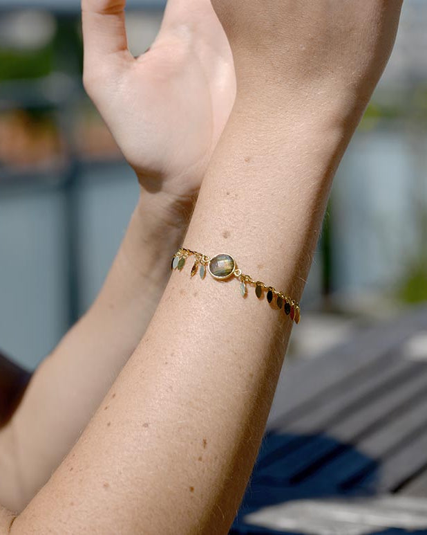gauhart-bracelet-bali-labradorite-gris-pampille-or-dore