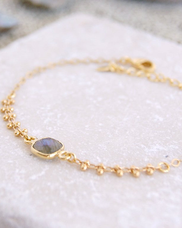 bracelet-varindra-gris-dore-a-lor-fin-labradorite