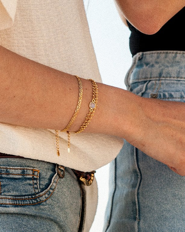 varindra-blanc-bracelet-dore-a-lor-fin-pierre-de-lune-gauhart