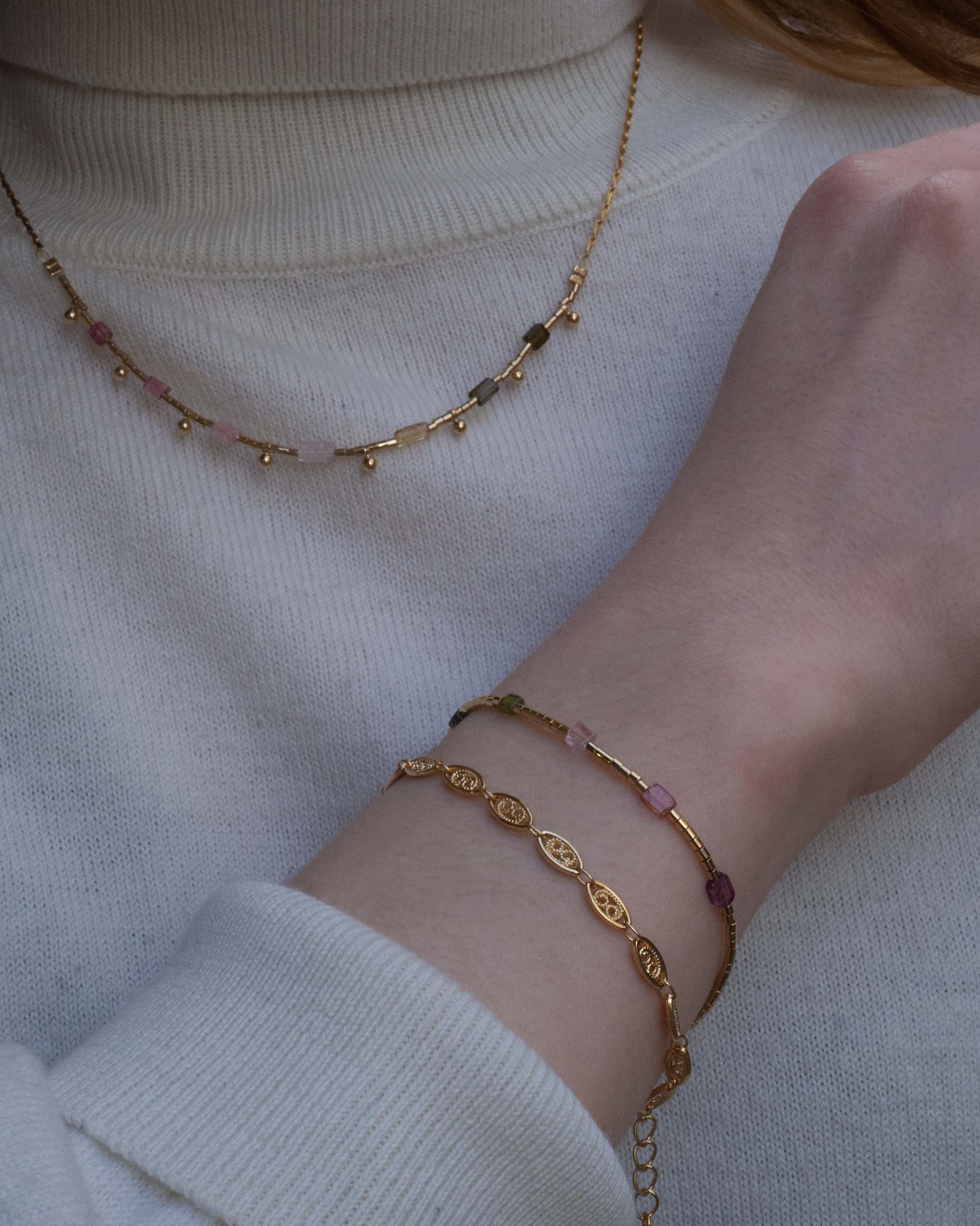 bracelet-inta-tourmaline-dore-or-perles-tubes-avani-gauhart