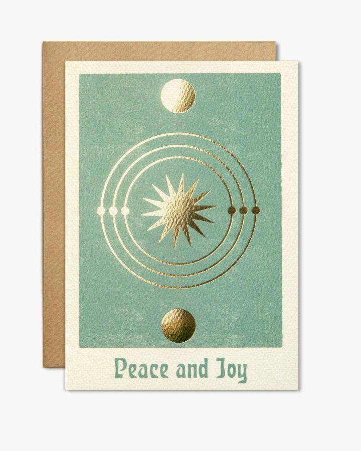 une jolie carte bleutée avec un soleil et des lunes dorés