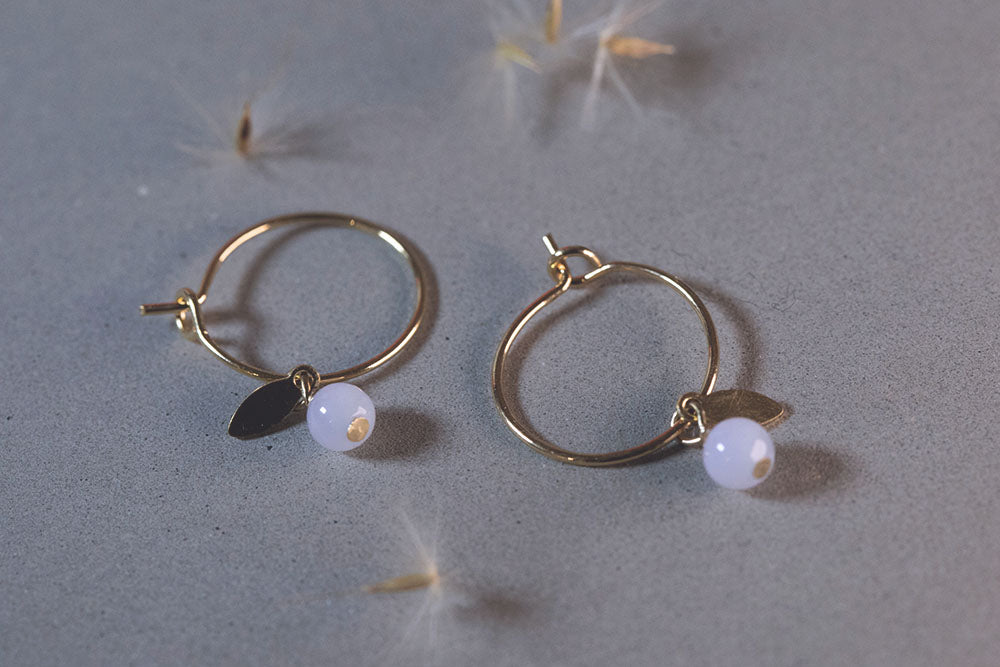 gauhart bijoux boucles d'oreilles mini créoles or pierres fines sofi calcédoine bleue