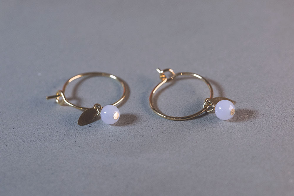 gauhart bijoux boucles d'oreilles mini créoles or pierres fines sofi calcédoine bleue