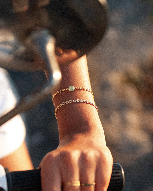 varindra-blanc-bracelet-dore-a-lor-fin-pierre-de-lune-gauhart