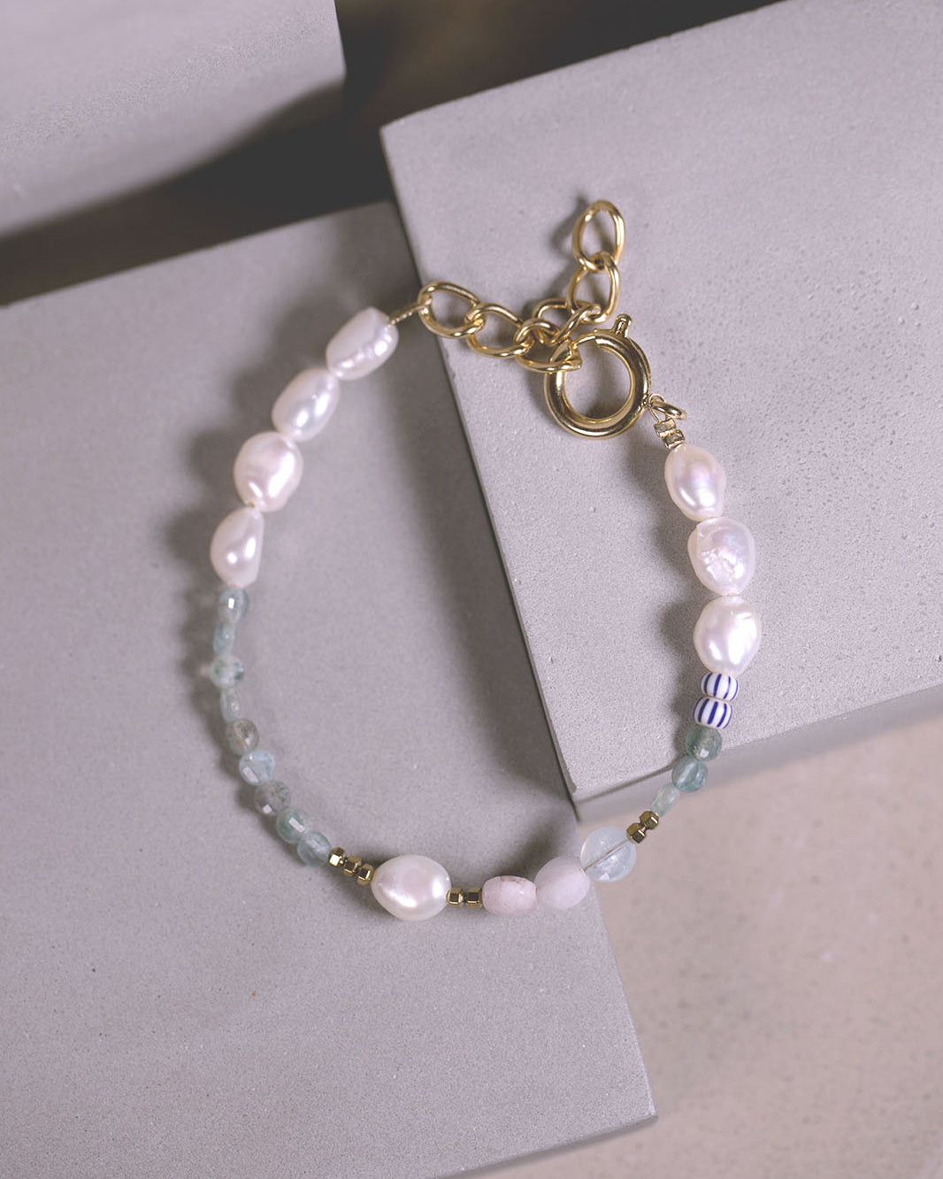 gauhart-bracelet-satiya-or-perles-pierres-blanc-bleu