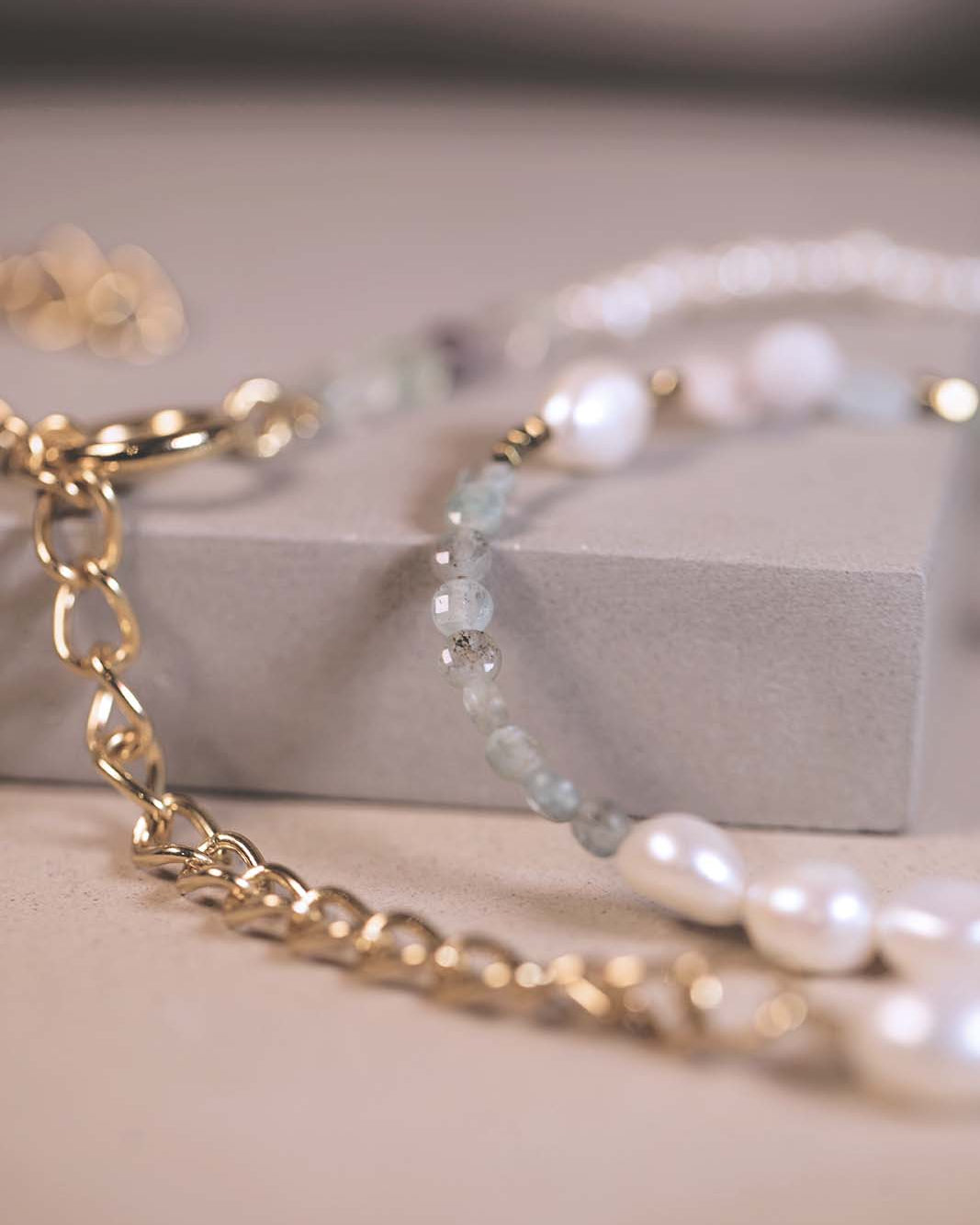 gauhart-bracelet-satiya-or-perles-pierres-blanc-bleu